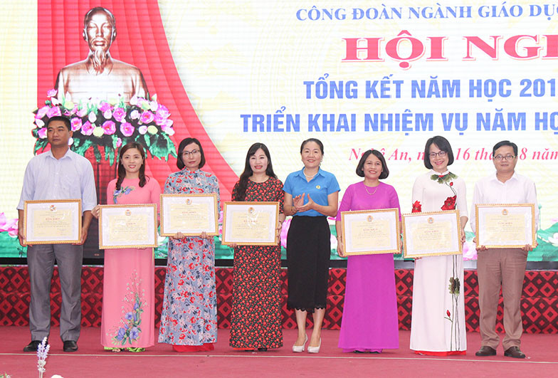 Trao bằng khen của Công đoàn Giáo dục Việt Nam cho các tập thể có thành tích xuất sắc trong hoạt động Công đoàn