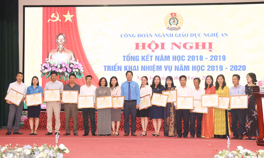 Trao bằng khen của LĐLĐ tỉnh Nghệ An cho các cá nhân đạt nhiều thành tích trong hoạt động Công đoàn