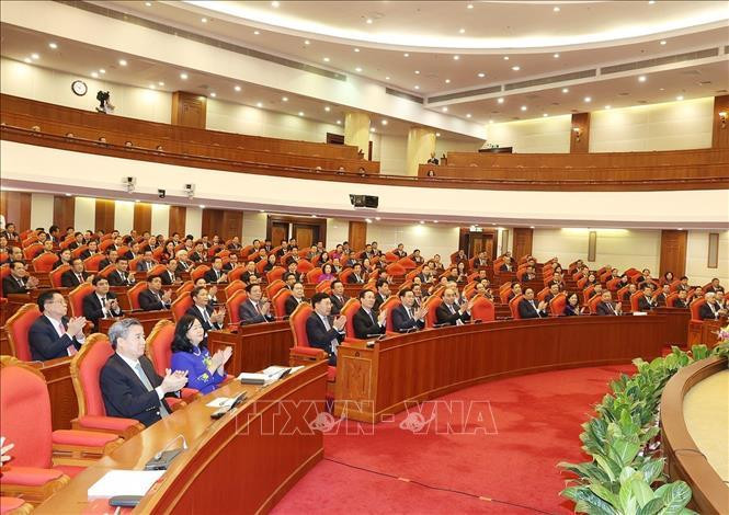 Các đồng chí lãnh đạo Đảng, Nhà nước và các đại biểu biểu quyết thông qua Nghị quyết Hội nghị Các đồng chí lãnh đạo Đảng, Nhà nước và các đại biểu biểu quyết thông qua Nghị quyết Hội nghị