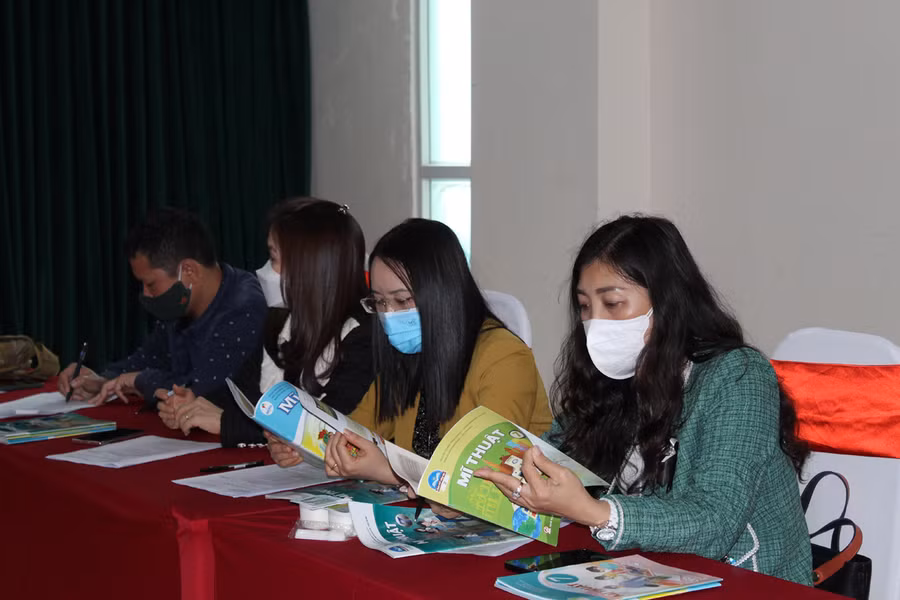 Buổi họp hội đồng lựa chọn sách giáo khoa môn Mỹ thuật lớp 7 tại Thanh Hóa.