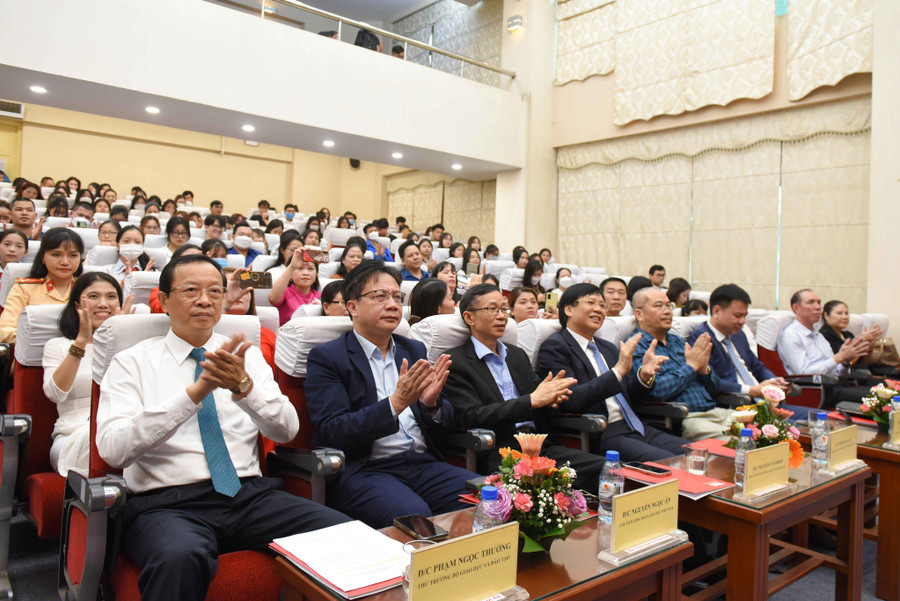 Các đại biểu tham dự buổi lễ. Các đại biểu tham dự buổi lễ.