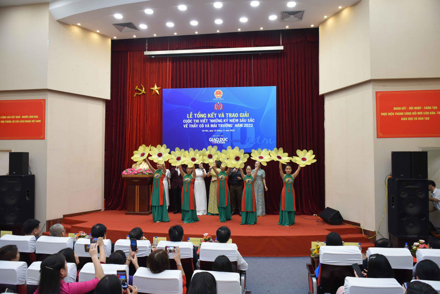 Trao giải Cuộc thi viết Những kỷ niệm sâu sắc về thầy cô và mái trường năm 2022 ảnh 19 Trao giải Cuộc thi viết Những kỷ niệm sâu sắc về thầy cô và mái trường năm 2022 ảnh 19