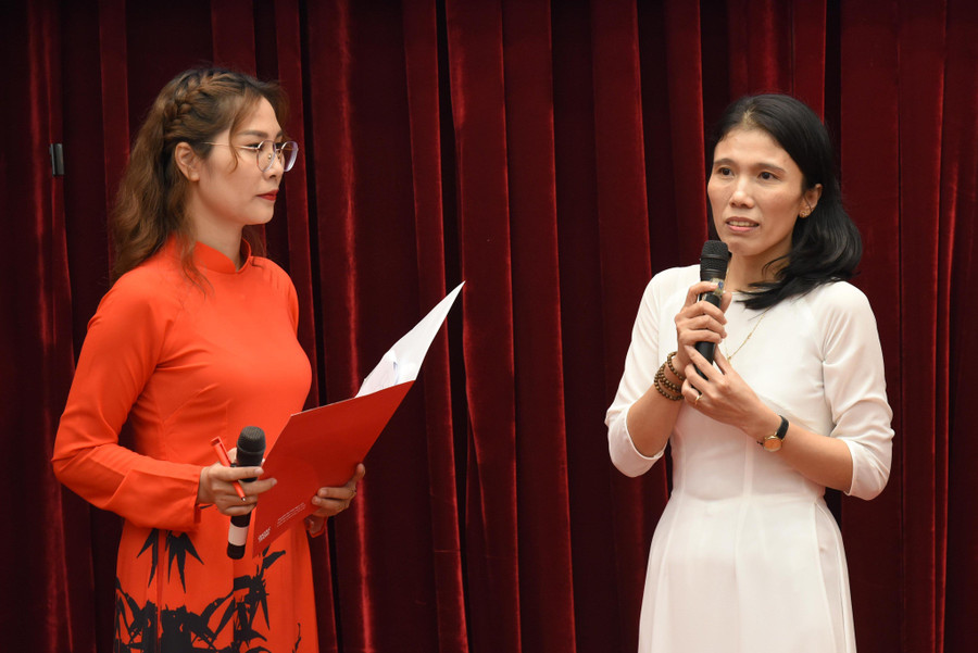 Cô giáo Nguyễn Thị Liên (bên phải) – tác giả đoạt giải Nhất Cuộc thi. Cô giáo Nguyễn Thị Liên (bên phải) – tác giả đoạt giải Nhất Cuộc thi.