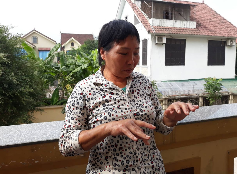 Bà Quế với 2 bàn tay chưa thể cử động bình thường Bà Quế với 2 bàn tay chưa thể cử động bình thường