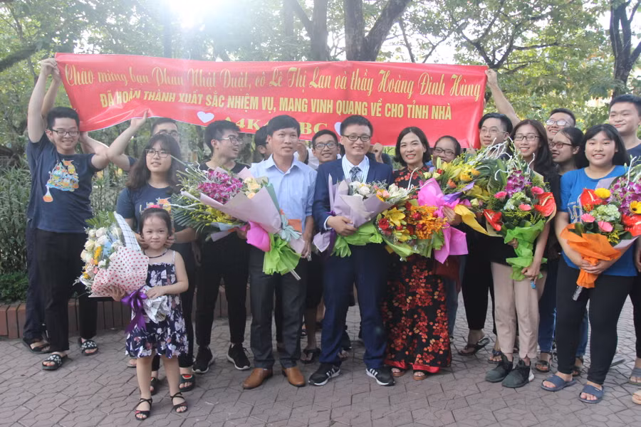 Chào đón cô Lê Thị Lan, thầy Hoàng Đình Hùng cùng em Phan Nhật Duật giành HCĐ Olympic Hóa học quốc tế trở về