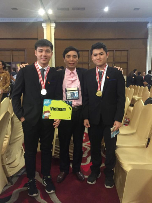 Thầy Trần Văn Nga đưa học sinh dự thi Olympic Vật lý quốc tế năm 2017 Thầy Trần Văn Nga đưa học sinh dự thi Olympic Vật lý quốc tế năm 2017