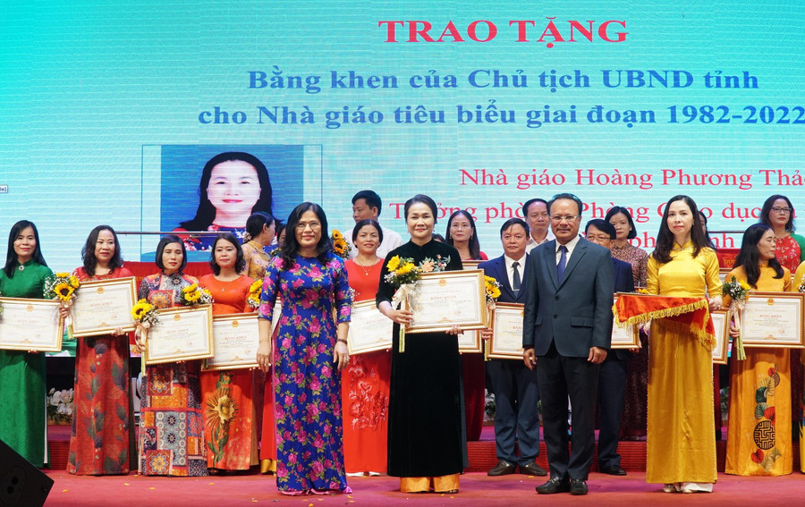 Trong 91 nhà giáo tiêu biểu tỉnh Nghệ An giai đoạn 1982 - 2022 có người là lãnh đạo, cán bộ quản lý, cũng có người là giáo viên mầm non, phổ thông, trường đào tạo nghề... Trong 91 nhà giáo tiêu biểu tỉnh Nghệ An giai đoạn 1982 - 2022 có người là lãnh đạo, cán bộ quản lý, cũng có người là giáo viên mầm non, phổ thông, trường đào tạo nghề...