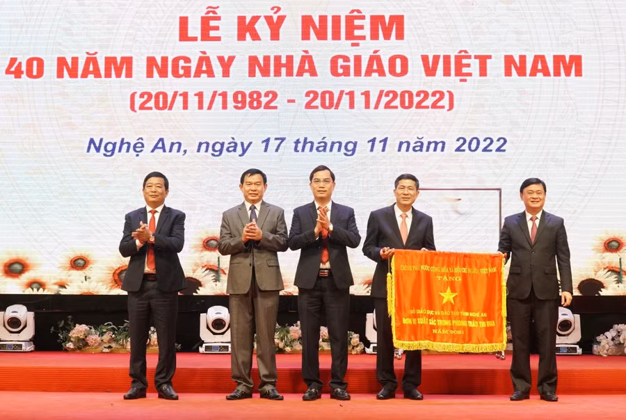 Ông Thái Thanh Quý - Bí thư tỉnh ủy Nghệ An thừa ủy quyền trao Cờ thi đua của Thủ tướng Chính phủ cho Sở GD&ĐT Nghệ An vì đã có thành tích xuất sắc trong phong trào thi đua năm 2021.