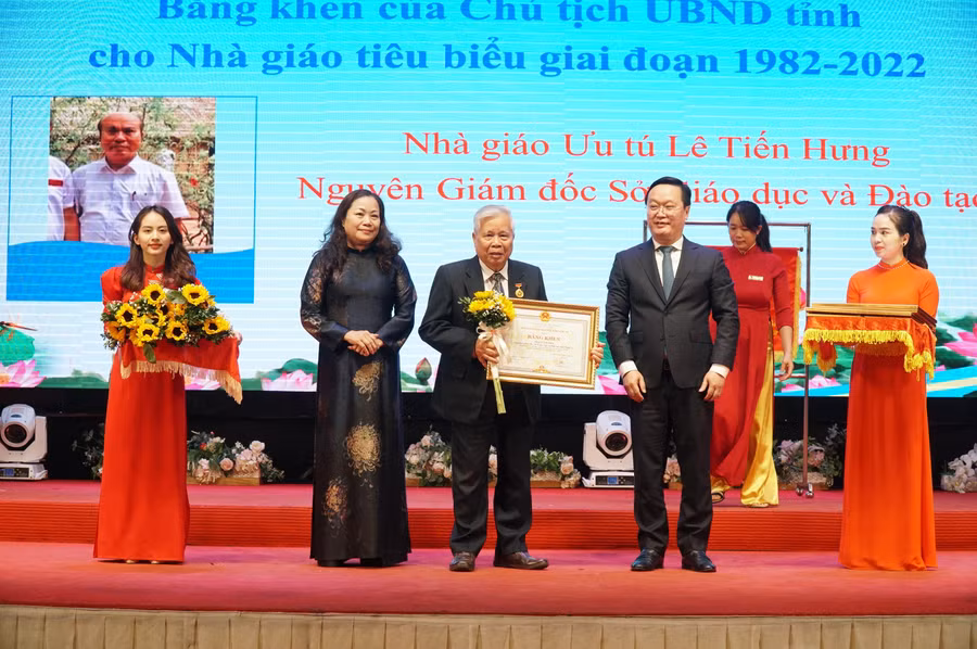 Lãnh đạo tỉnh Nghệ An trao Bằng khen cho Nhà giáo Nhân dân Lê Văn Phớt - nguyên Giám đốc Sở GD&amp;ĐT.