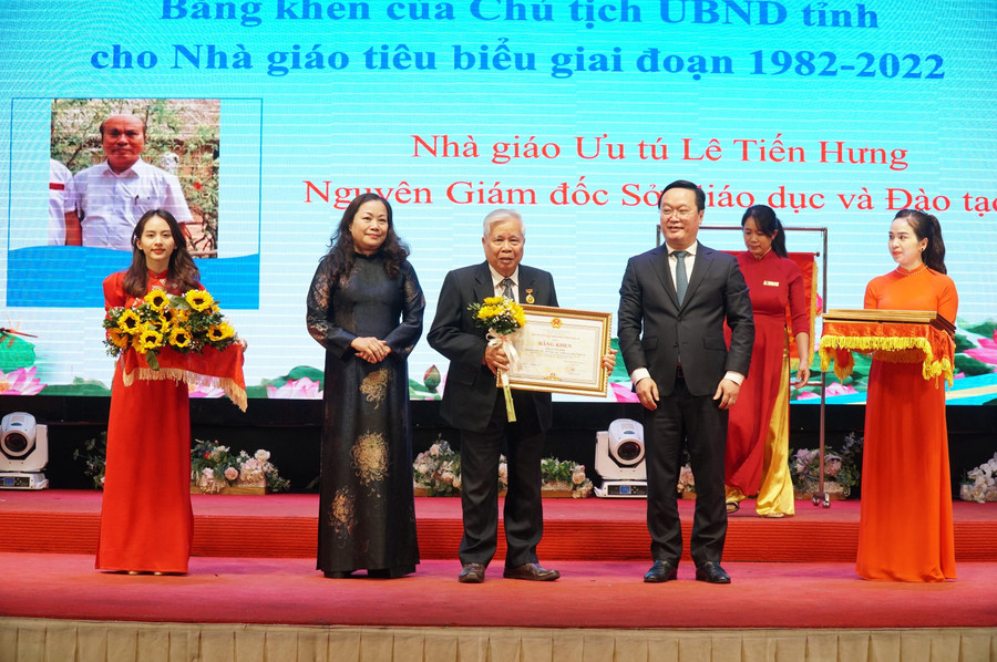 Lãnh đạo tỉnh Nghệ An trao Bằng khen cho Nhà giáo Nhân dân Lê Văn Phớt - nguyên Giám đốc Sở GD&ĐT. Lãnh đạo tỉnh Nghệ An trao Bằng khen cho Nhà giáo Nhân dân Lê Văn Phớt - nguyên Giám đốc Sở GD&ĐT.