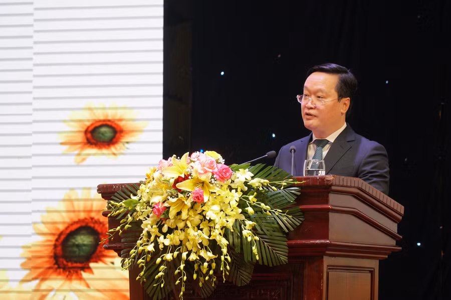 Ông Nguyễn Đức Trung - Chủ tịch UBND tỉnh Nghệ An đánh giá cao thành quả và nỗ lực đổi mới của ngành giáo dục, đồng thời gửi lời tri ân đến các thế hệ nhà giáo đã cống, hiến, đóng góp cho sự nghiệp trồng người.