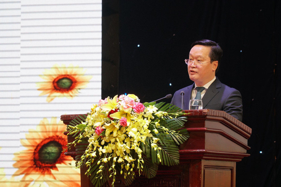 Ông Nguyễn Đức Trung - Chủ tịch UBND tỉnh Nghệ An đánh giá cao thành quả và nỗ lực đổi mới của ngành giáo dục, đồng thời gửi lời tri ân đến các thế hệ nhà giáo đã cống, hiến, đóng góp cho sự nghiệp trồng người. Ông Nguyễn Đức Trung - Chủ tịch UBND tỉnh Nghệ An đánh giá cao thành quả và nỗ lực đổi mới của ngành giáo dục, đồng thời gửi lời tri ân đến các thế hệ nhà giáo đã cống, hiến, đóng góp cho sự nghiệp trồng người.