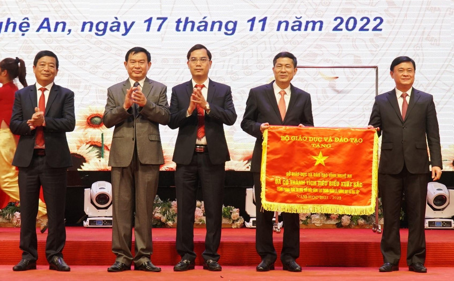 Sở GD&ĐT Nghệ An nhận Cờ thi đua của Bộ Giáo dục và Đào tạo vì đã có thành tích tiêu biểu xuất sắc trong phong trào thi đua “Đổi mới, sáng tạo trong quản lý, giảng dạy và học tập” năm học 2021 - 2022. Sở GD&ĐT Nghệ An nhận Cờ thi đua của Bộ Giáo dục và Đào tạo vì đã có thành tích tiêu biểu xuất sắc trong phong trào thi đua “Đổi mới, sáng tạo trong quản lý, giảng dạy và học tập” năm học 2021 - 2022.