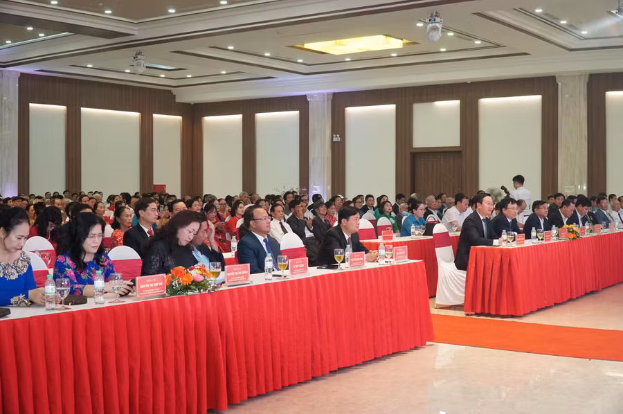 Các đại biểu dự Lễ kỷ niệm 40 năm ngày Nhà giáo Việt Nam (20/11/1982 - 20/11/2022).