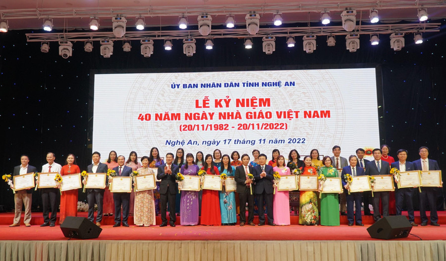 Việc tôn vinh, trao Bằng khen của Chủ tịch UBND tỉnh cho 91 nhà giáo tiêu biểu thể hiện sự quan tâm, tri ân của tỉnh Nghệ An đối với cống hiến to lớn của các thầy cô trong sự nghiệp trồng người. Việc tôn vinh, trao Bằng khen của Chủ tịch UBND tỉnh cho 91 nhà giáo tiêu biểu thể hiện sự quan tâm, tri ân của tỉnh Nghệ An đối với cống hiến to lớn của các thầy cô trong sự nghiệp trồng người.