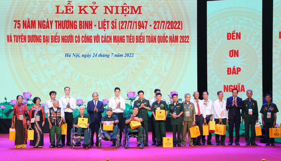 Chủ tịch nước Nguyễn Xuân Phúc; Đại tướng, Bộ trưởng Quốc phòng Phan Văn Giang và Bộ trưởng LĐ-TB&XH Đào Ngọc Dung trao quà cho người có công và các thương bệnh binh. Chủ tịch nước Nguyễn Xuân Phúc; Đại tướng, Bộ trưởng Quốc phòng Phan Văn Giang và Bộ trưởng LĐ-TB&XH Đào Ngọc Dung trao quà cho người có công và các thương bệnh binh.