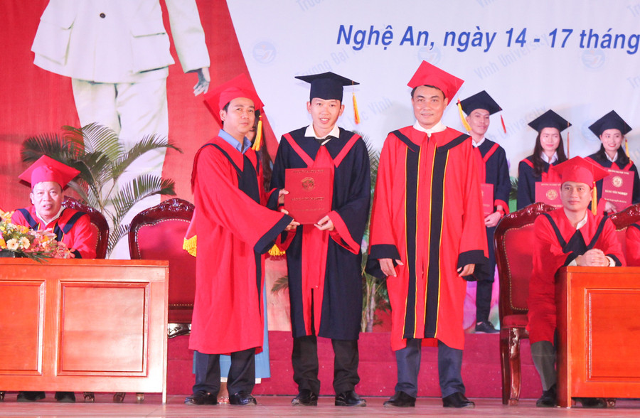 Trao bằng tốt nghiệp cho lưu học sinh Lào