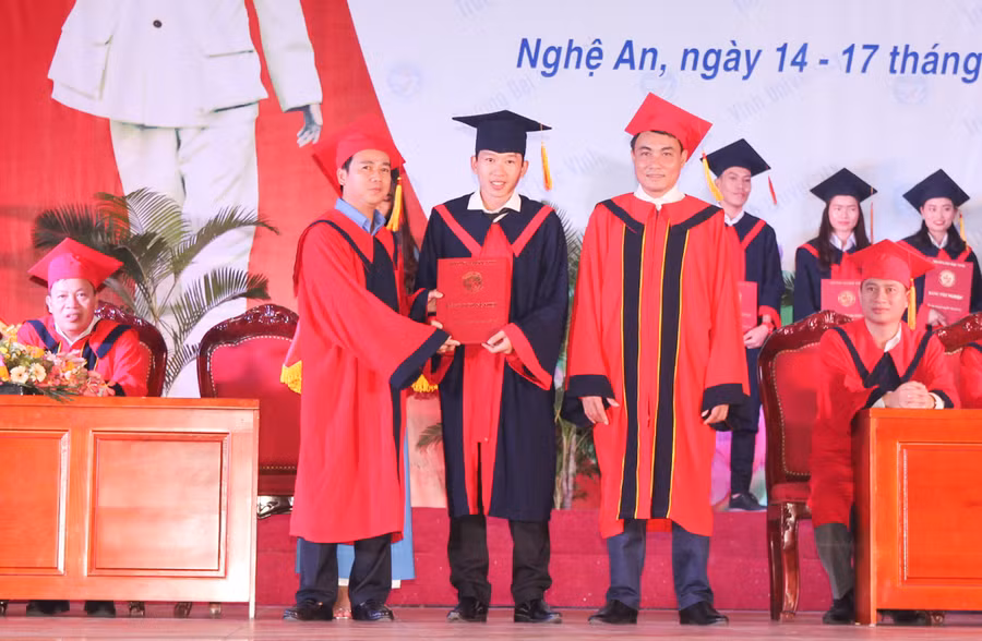 Trao bằng tốt nghiệp cho lưu học sinh Lào