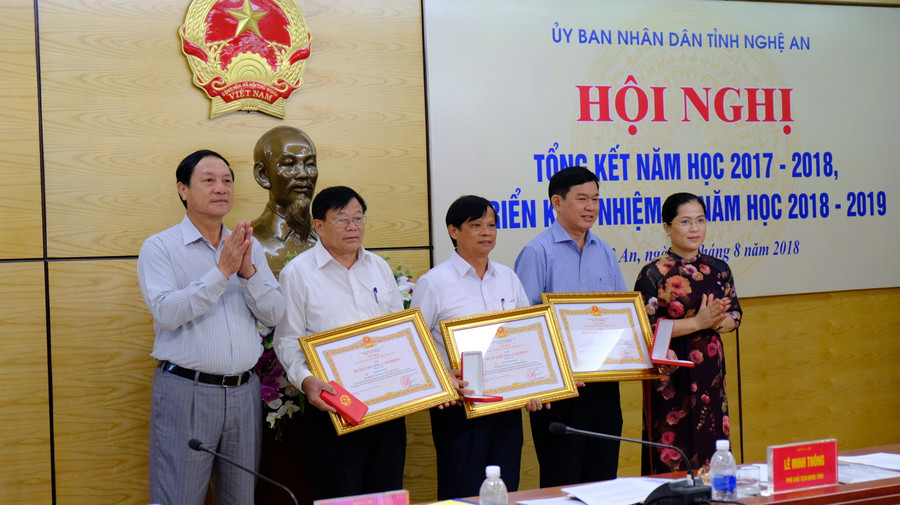 Trao Huân chương Lao động hạng 3 cho các cá nhân có nhiều đóng góp trong sự nghiệp giáo dục