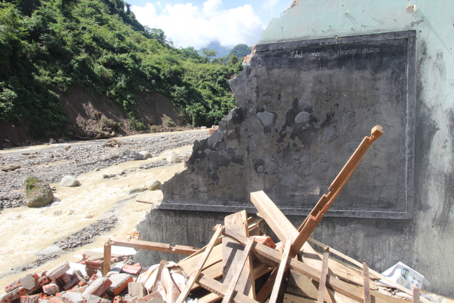 Nước lũ đã cuốn trôi toàn bộ phía bên trong