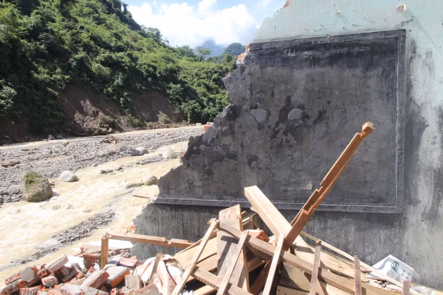 Nước lũ đã cuốn trôi toàn bộ phía bên trong