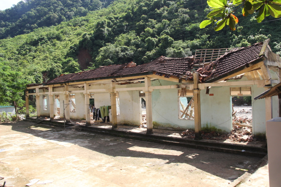 2 gian văn phòng và 3 phòng ở của GV Tiểu học Mường Ải chỉ còn lại bức tường xiêu vẹo