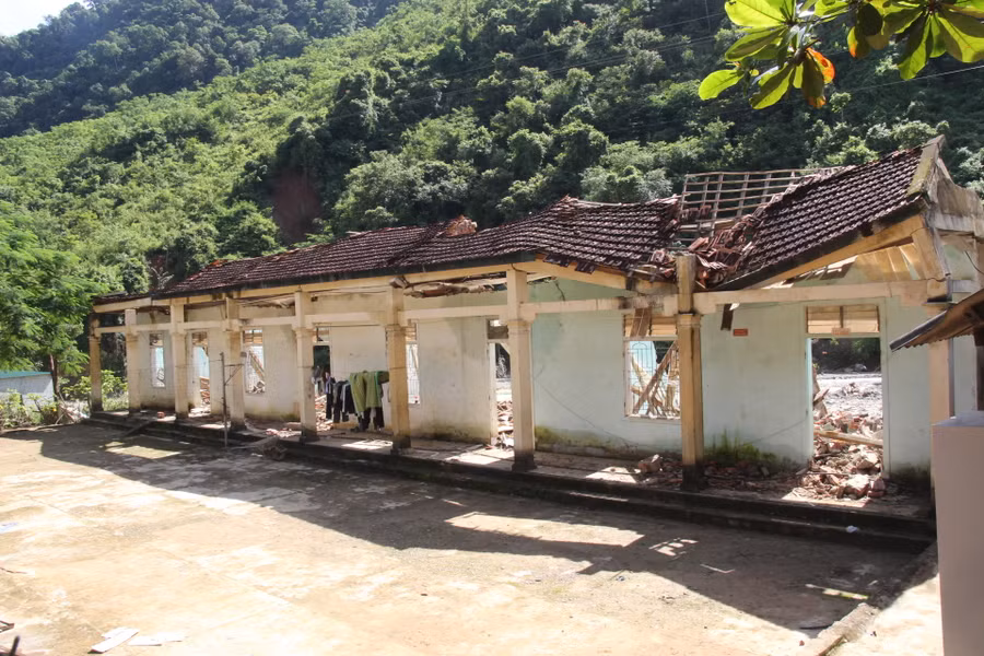 2 gian văn phòng và 3 phòng ở của GV Tiểu học Mường Ải chỉ còn lại bức tường xiêu vẹo