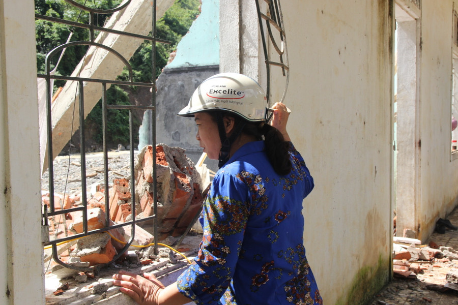 Các giáo viên chỉ kịp đưa một số đồ đạc, quần áo ra ngoài. Còn lại đành để nước lũ cuốn trôi vì thời điểm đó nước sông đang rất hung dữ và nguy hiểm.