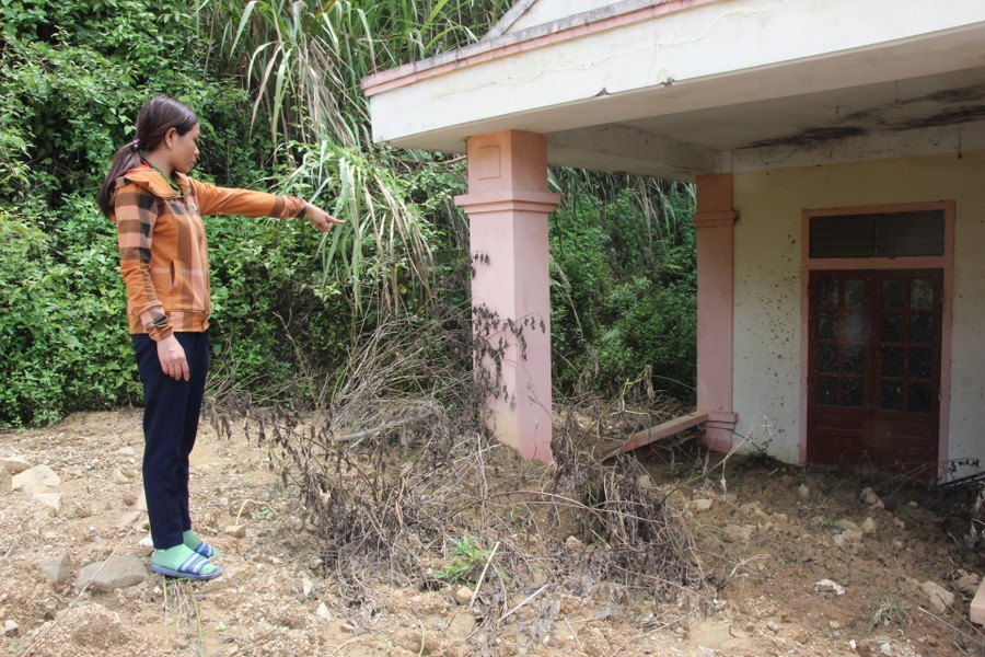 Phòng học xây kiên cố bị đất đá sạt lở xuống cao nửa mét, các cô không thể dọn dẹp được