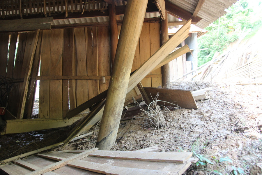 Phòng học dựng bằng gỗ hư hỏng hoàn toàn