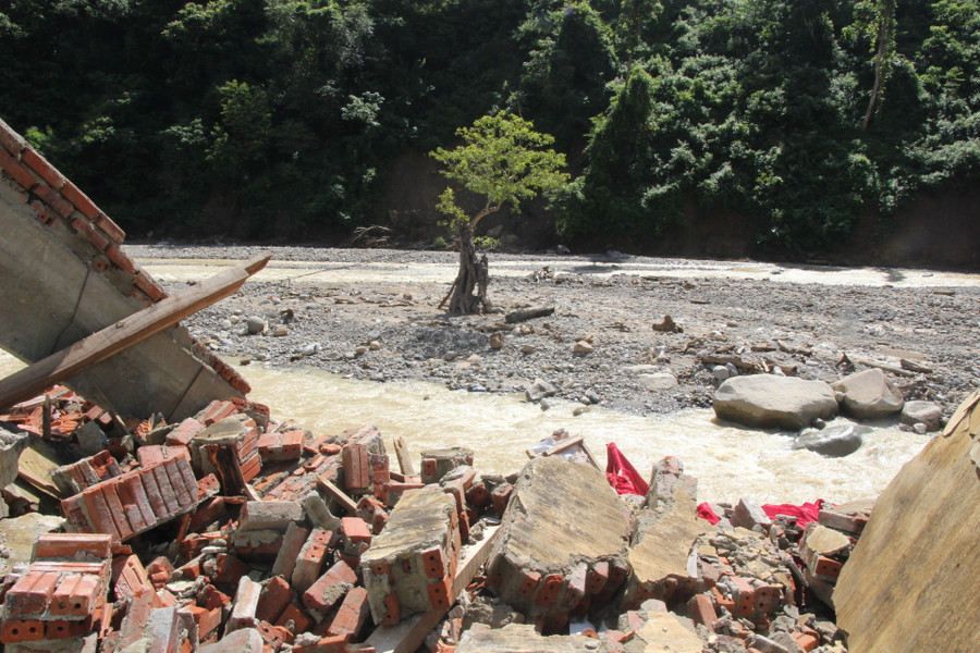 Chỉ còn lại đống gạch, nhìn thẳng ra sông Nậm Típ
