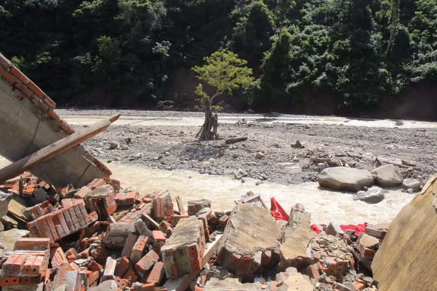 Chỉ còn lại đống gạch, nhìn thẳng ra sông Nậm Típ