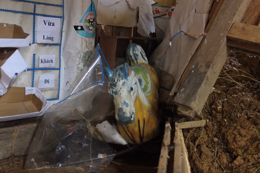 Đồ chơi của các cháu nằm kẹt trong đất đá