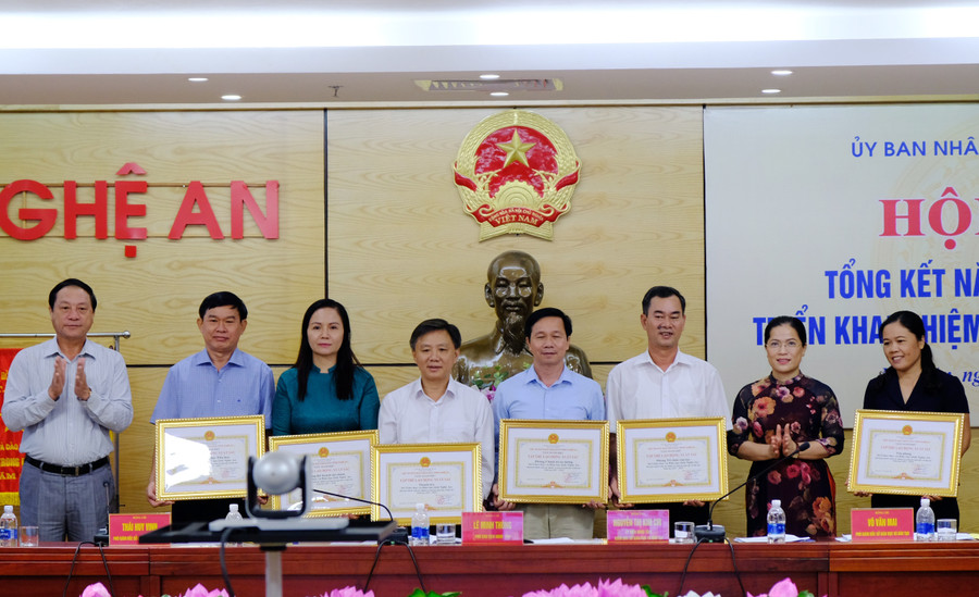 Trao bằng khen cho các tập thể có thành tích xuất sắc trong năm học 2017 - 2018