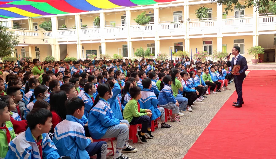 Hàng nghìn học sinh Trường Tiểu học Nguyễn Văn Trỗi (TP Thanh Hóa) tham gia giờ học ngoại khóa. (Ảnh: TL)