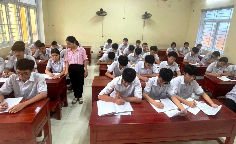 Cô và trò Trường THCS Lý Tự Trọng, TP Thanh Hóa đang tập trung ôn thi. (Ảnh: NTCC) Cô và trò Trường THCS Lý Tự Trọng, TP Thanh Hóa đang tập trung ôn thi. (Ảnh: NTCC)