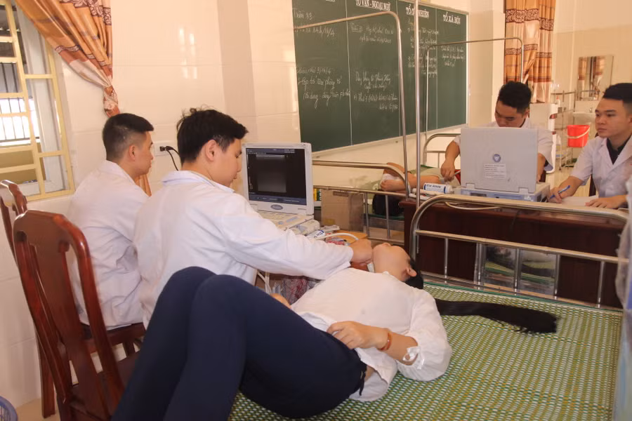 Hơn 400 giáo viên tham gia khám sàng lọc ung thư.