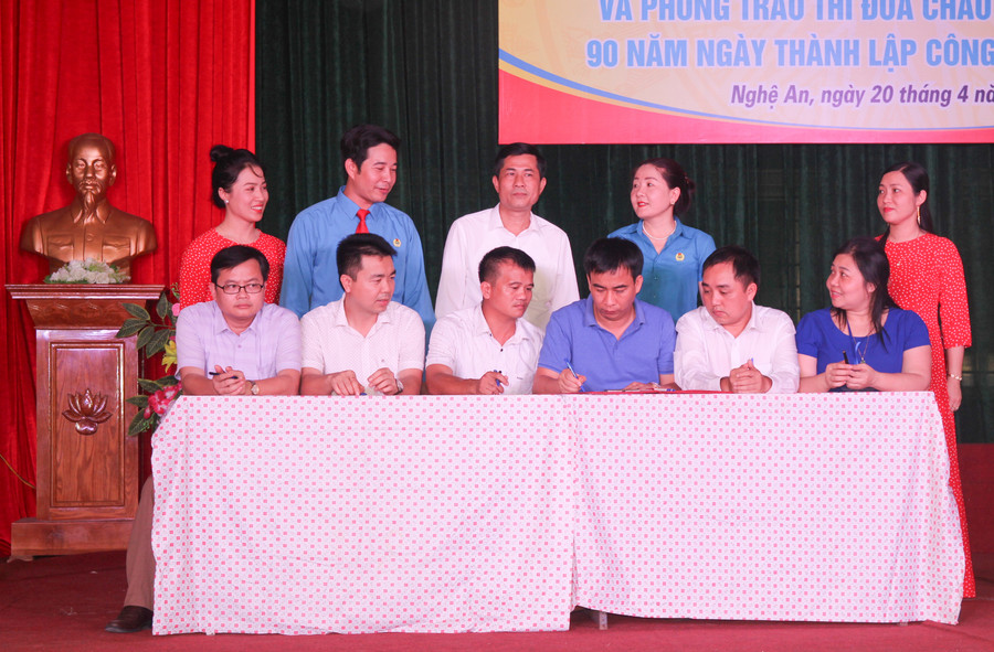 Ký cam kết thực hiện An toàn vệ sinh lao động.