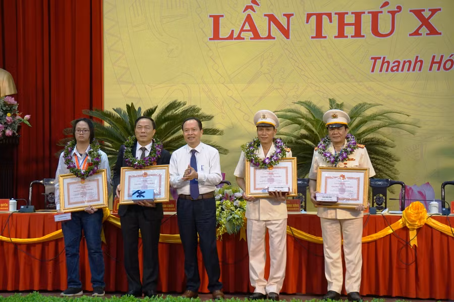 Ông Trịnh Văn Chiến (người đứng giữa) - Ủy viên Trung ương Đảng, Bí thư Tỉnh ủy, Chủ tịch HĐND tỉnh Thanh Hóa trao tặng danh hiệu Vì sự phát triển Thanh Hóa cho những cá nhân tiêu biểu.