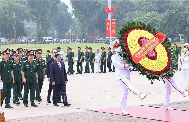 Thủ tướng Phạm Minh Chính và các đại biểu đến đặt vòng hoa và vào Lăng viếng Chủ tịch Hồ Chí Minh. Ảnh: Dương Giang/TTXVN Thủ tướng Phạm Minh Chính và các đại biểu đến đặt vòng hoa và vào Lăng viếng Chủ tịch Hồ Chí Minh. Ảnh: Dương Giang/TTXVN