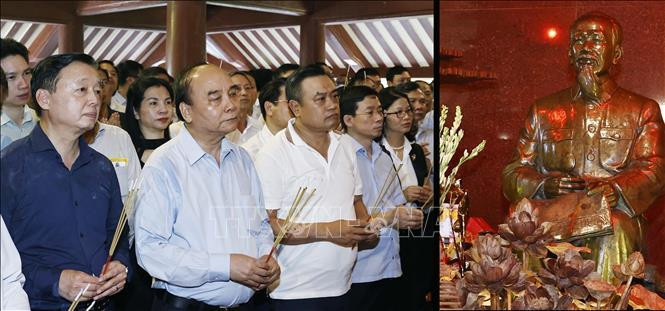 Chủ tịch nước Nguyễn Xuân Phúc dâng hương tưởng niệm Chủ tịch Hồ Chí Minh. Ảnh: Thống Nhất/TTXVN Chủ tịch nước Nguyễn Xuân Phúc dâng hương tưởng niệm Chủ tịch Hồ Chí Minh. Ảnh: Thống Nhất/TTXVN