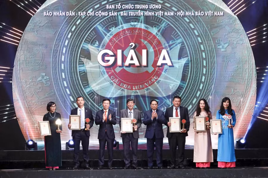 Thủ tướng Phạm Minh Chính và Thường trực Ban Bí thư Võ Văn Thưởng trao giải cho các tác giả đoạt Giải A
