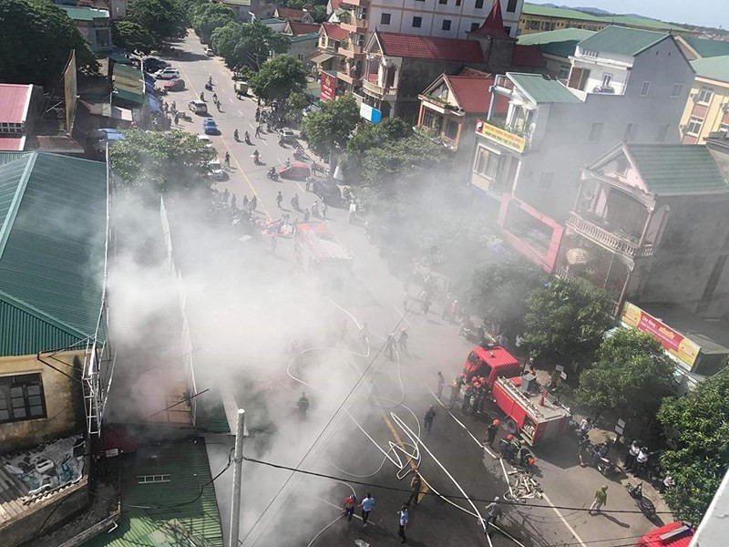 Khói bốc cao từ các ki ốt khu vực chợ Hưng Dũng. Ảnh CTV Khói bốc cao từ các ki ốt khu vực chợ Hưng Dũng. Ảnh CTV