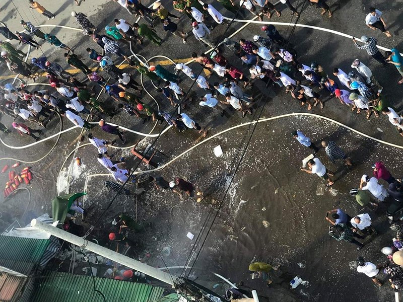 Người dân tham gia cùng lực lượng PCCC cứu hỏa. Ảnh CTV Người dân tham gia cùng lực lượng PCCC cứu hỏa. Ảnh CTV