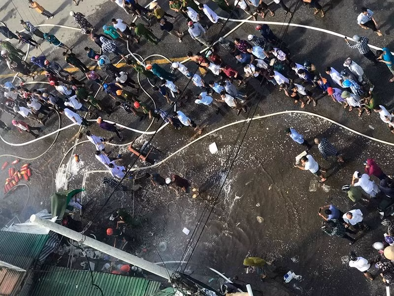 Người dân tham gia cùng lực lượng PCCC cứu hỏa. Ảnh CTV