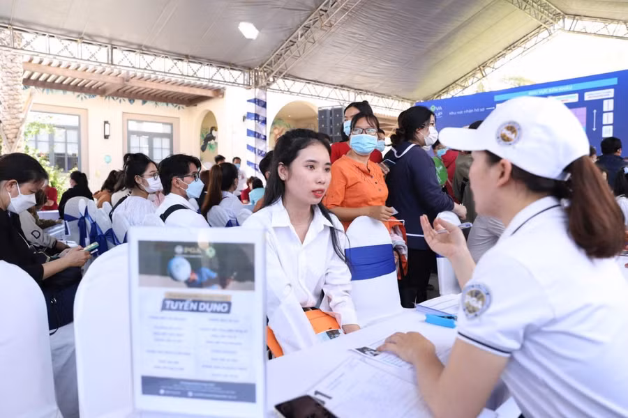 Ứng viên phỏng vấn trực tiếp và nghe tư vấn từ các chuyên gia tuyển dụng tại đại hội tuyển dụng NovaGroup