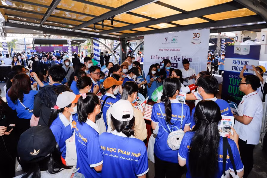 Sinh viên các trường đại học trên địa bàn tỉnh tham dự đại hội tuyển dụng NovaGroup để tìm kiếm các cơ hội việc làm