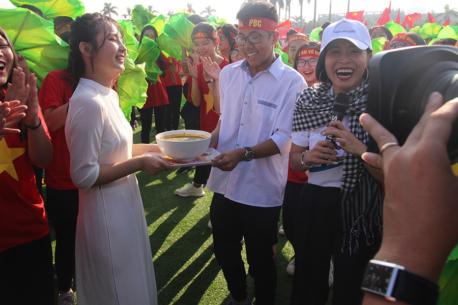 Món cháo lươn được mang đến đầu cầu Quảng trường Hồ Chí Minh để tiếp sức cho Thế Trung Món cháo lươn được mang đến đầu cầu Quảng trường Hồ Chí Minh để tiếp sức cho Thế Trung