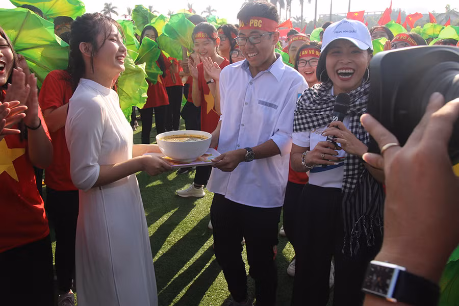 Món cháo lươn được mang đến đầu cầu Quảng trường Hồ Chí Minh để tiếp sức cho Thế Trung