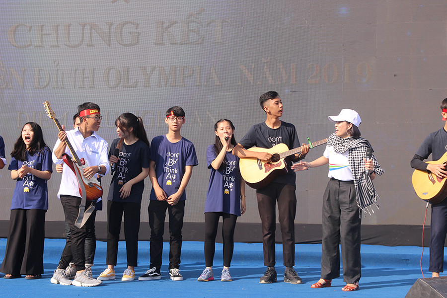 Các bạn hát vang những bài ca cổ vũ tinh thần cho Thế Trung Các bạn hát vang những bài ca cổ vũ tinh thần cho Thế Trung